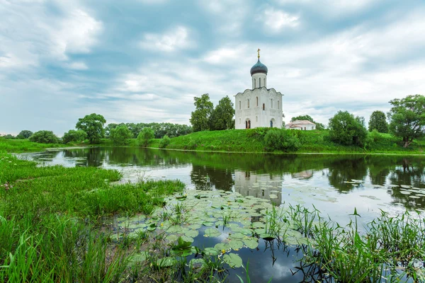 Kerk van de voorbede op de Nerl (1165), Unesco erfgoed s — Stockfoto