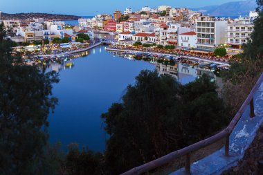 Agios Nikolaos şehir gece, Crete, Yunanistan