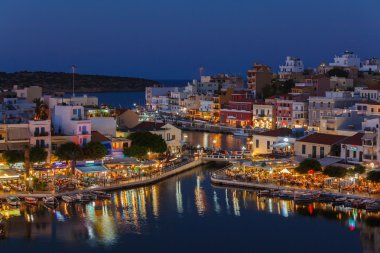 Agios Nikolaos şehir gece, Crete, Yunanistan