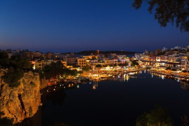 Agios Nikolaos şehir gece, Crete, Yunanistan