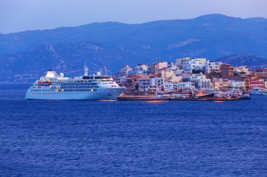 Agios Nikolaos şehir ve Cruse gemi gece, Crete, Yunanistan