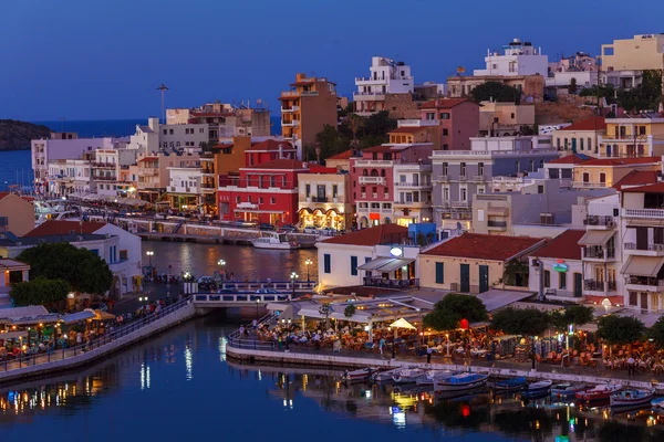 Ajos Nikolaos město v noci, Kréta, Řecko — Stock fotografie