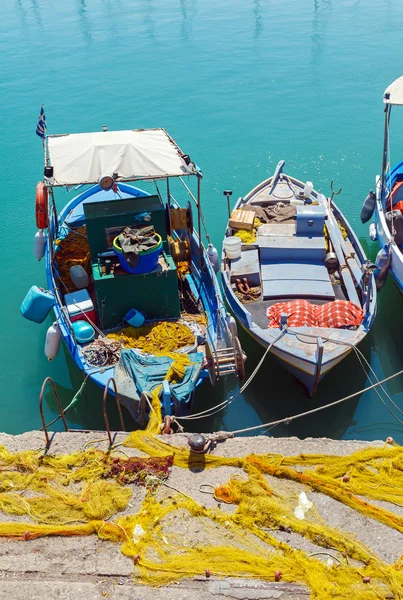 Vintage vissersboten op de baai van Heraklion, Crete — Stockfoto