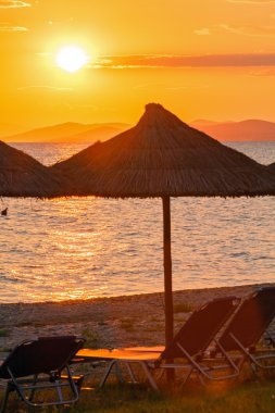 Günbatımı şemsiye ve şezlonglar