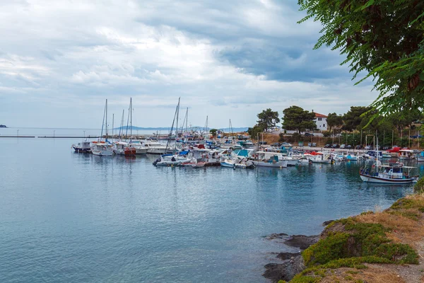 Widok na miejscowości Neos Marmaras, Chalkidiki — Zdjęcie stockowe