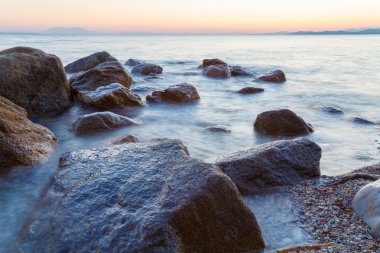 Yatay, kayalar ve günbatımı, dalgalar