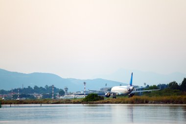 uçak kalkış, akşam sahne, corfu önce