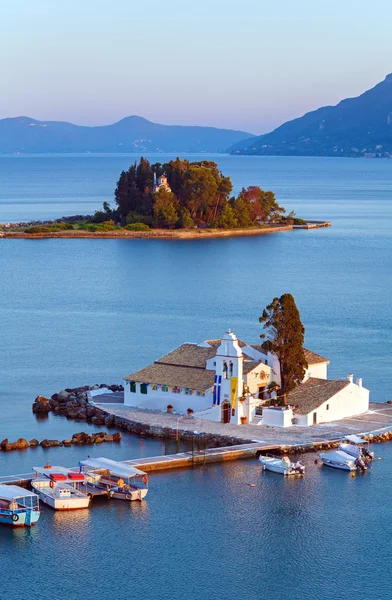 Zonsondergang scène van vlacherna klooster, kanoni, corfu, Griekenland — Stockfoto