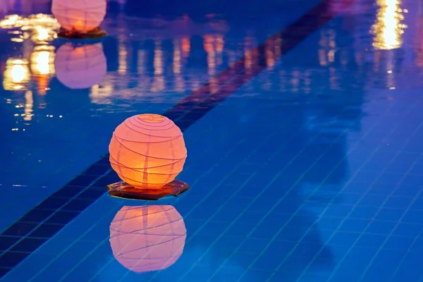 Lanterna de água flutuante na piscina — Fotografia de Stock