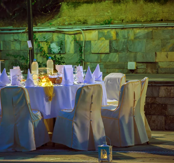 Open Air restaurang väntar gästerna på natten — Stockfoto