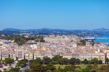 Yeni kale, ke eski kale şehre gelen havadan görünümü