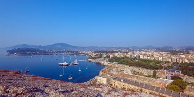 Yeni kale, ke eski kale şehre gelen havadan görünümü