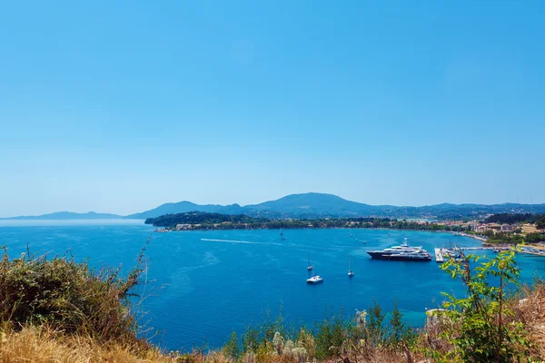 Yatlar, Korfu ile deniz üzerinde eski kale üzerinden havadan görünümü — Stok fotoğraf