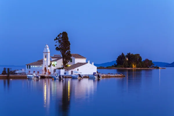 Abendliche Szene des Klosters Vlacherna und der Insel Pontikonisi, kan — Stockfoto