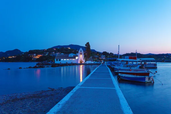 's avonds scène van vlacherna klooster en pontikonisi eiland, kan — Stockfoto