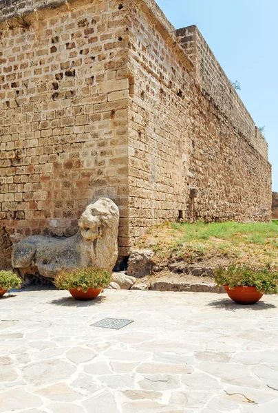 Leone veneziano vicino alla fortezza Famagosta, Cipro — Foto Stock