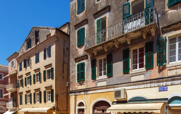 Edificios típicos en la ciudad vieja, Kerkyra, isla de Corfú, Grecia —  Fotos de Stock