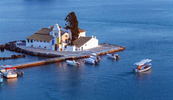 Naplemente jelenet a Vlacherna kolostor, Kanoni, Korfu, Görögország — Stock Fotó