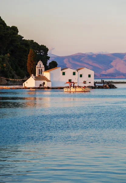 Escena del atardecer del monasterio de Vlacherna, Kanoni, Corfú, Grecia — Foto de Stock