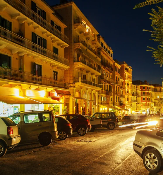 Edifici tipici di notte, città di Corfù, Grecia — Foto Stock