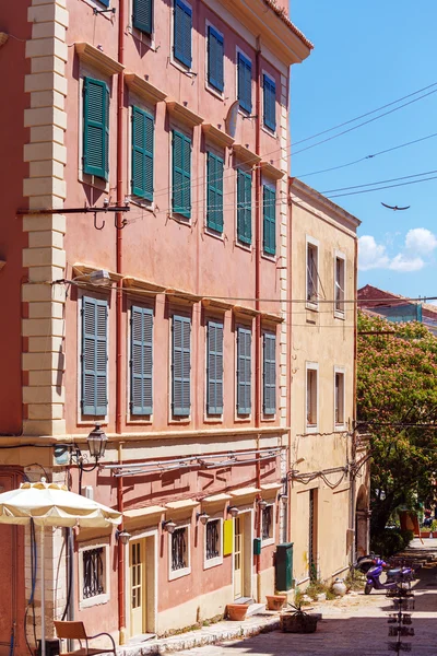 Edifícios típicos na cidade velha, Kerkyra, ilha de Corfu, Grécia — Fotografia de Stock