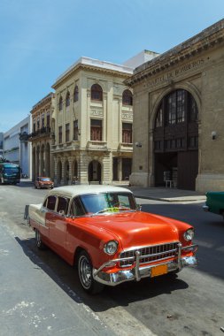 sokak eski şehir, havana, Küba'nın eski model kırmızı araba
