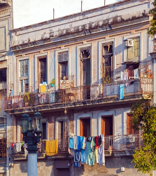 Lavandaria fresca na varanda da antiga casa, Havana — Fotografia de Stock