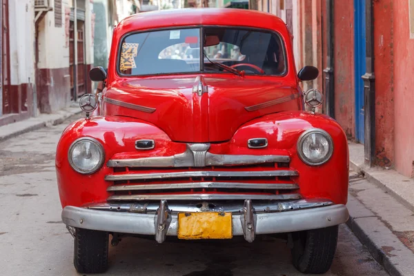 Voiture rouge vintage dans la rue de la vieille ville, La Havane, Cuba Image En Vente