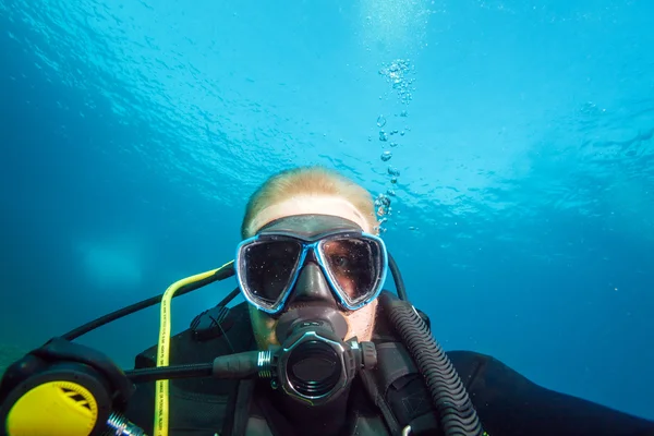 Potápěč, ukazuje přímo na kameru — Stock fotografie