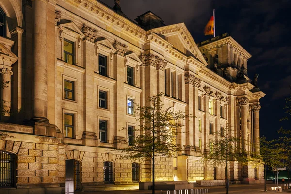 Edificio del Reichstag por la noche, Berlín, Alemania — Foto de Stock