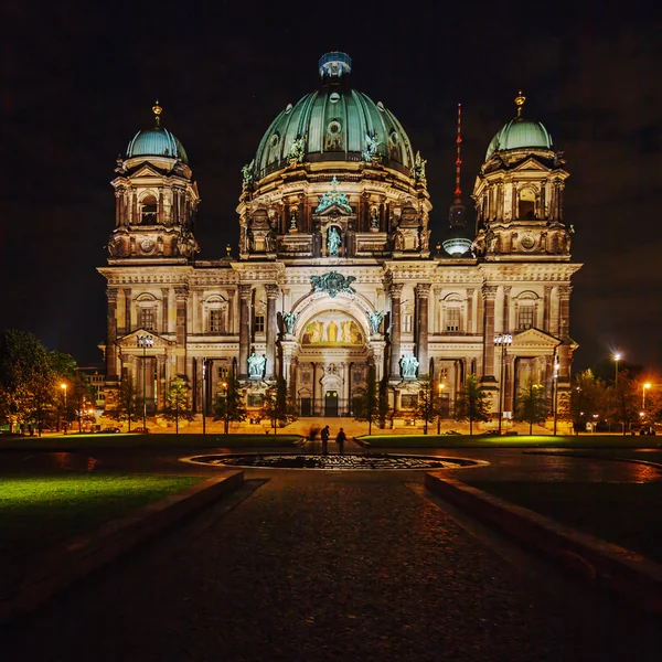 到了晚上，德国柏林大教堂 — 图库照片