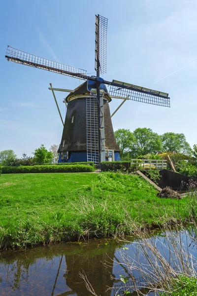 Vintage Windmill near Lake, Netherlands — Stock Photo, Image