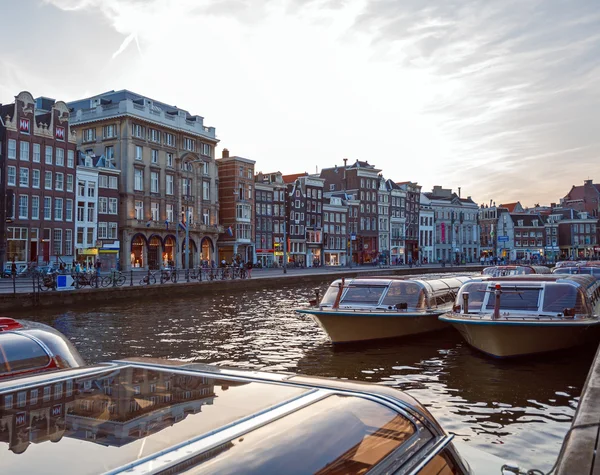 Alte häuser auf kanälen, amsterdam — Stockfoto