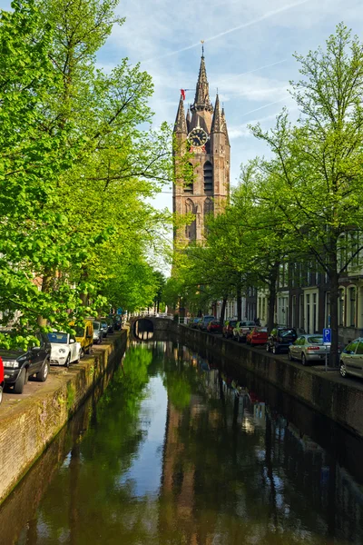 Oude Kerk, Iglesia Vieja de Delft y Canal — Foto de Stock