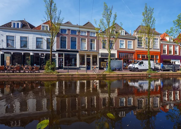 Vintage huizen op kanalen systeem, Delft, Nederland — Stockfoto