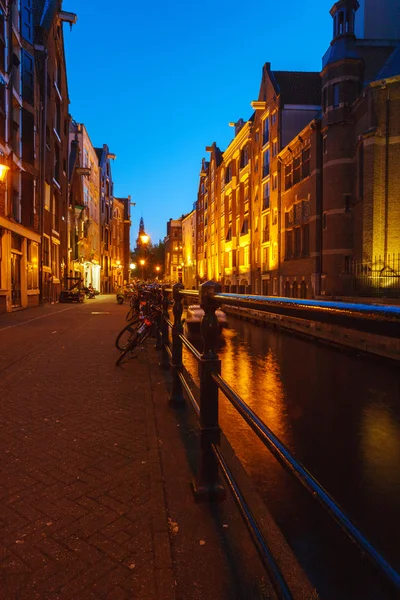 Casas vintage em canais, Amsterdã — Fotografia de Stock