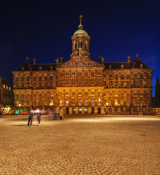 Palais royal sur la place du Dam la nuit, Amsterdam — Photo