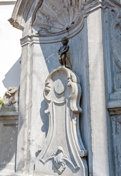 Manneken Pis Estatua de Bronce, Monumento de Bruselas, Bélgica —  Fotos de Stock