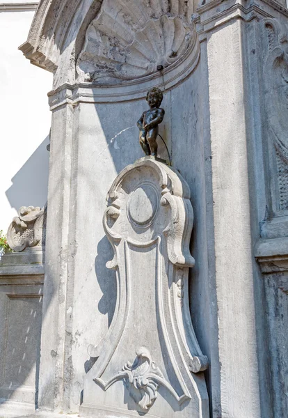 Statue en bronze Manneken Pis, monument de Bruxelles, Belgique — Photo