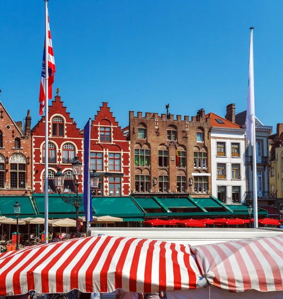 Casas Vintage en la Plaza del Mercado, Brujas — Foto de Stock