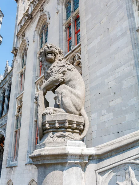 Híd oroszlán szobor a módja annak, hogy Markt Bruges — Stock Fotó