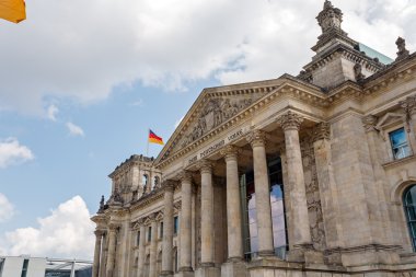 Reichstag Binası ve Alman bayrağı, berlin