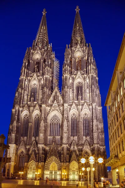 Catedral de Colonia gótica iluminada por la noche, Alemania — Foto de Stock