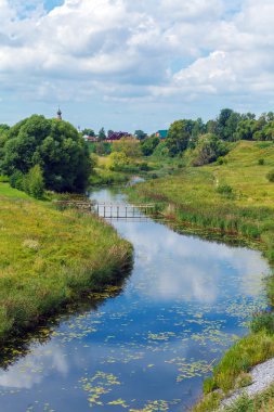 Ataerkil şehir Suzdal ile Klyazma nehir pastoral manzara