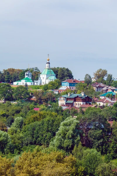 Küçük evler ve Ortodoks Kilisesi Vladimir City — Stok fotoğraf