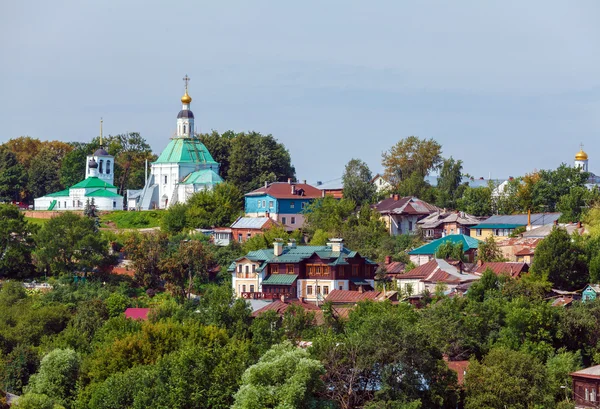 Kleine huizen en orthodoxe kerk in Vladimir City — Stockfoto