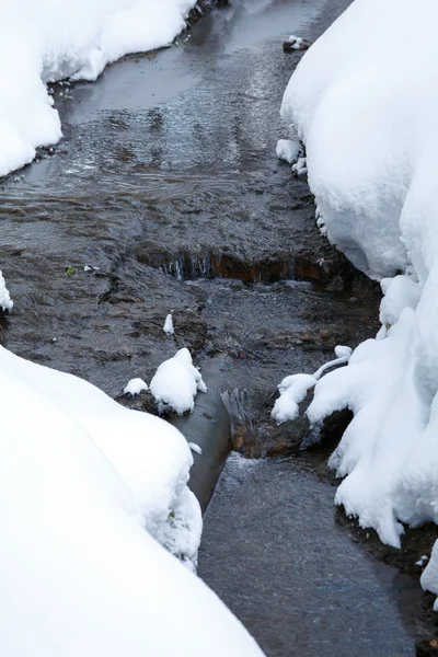 Río de invierno con nieve —  Fotos de Stock