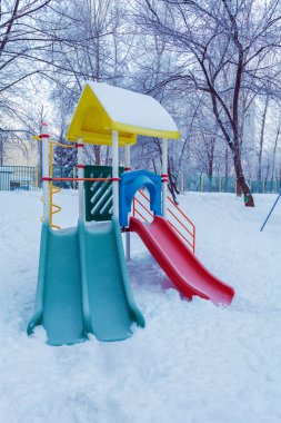 karlı çocuk oyun alanı