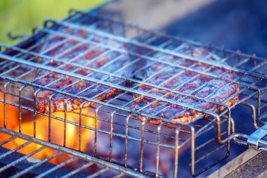 İki antrikot biftek Barbekü yemek