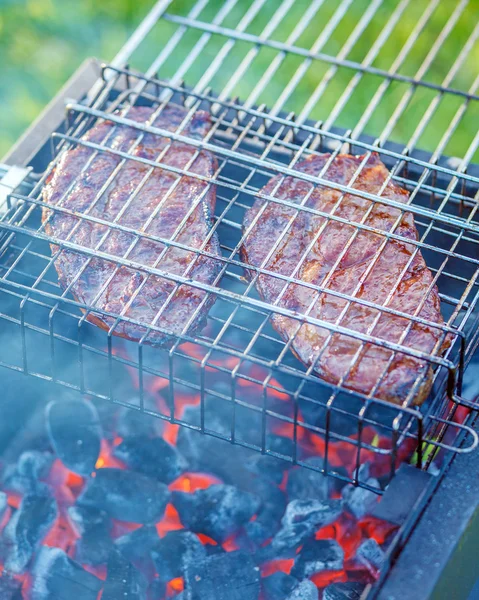 Dwa steki Ribeye grill gotowanie — Zdjęcie stockowe